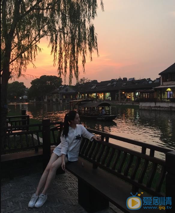 严尚嘉旅行街拍照 严尚嘉高清写真_严尚嘉高清剧照