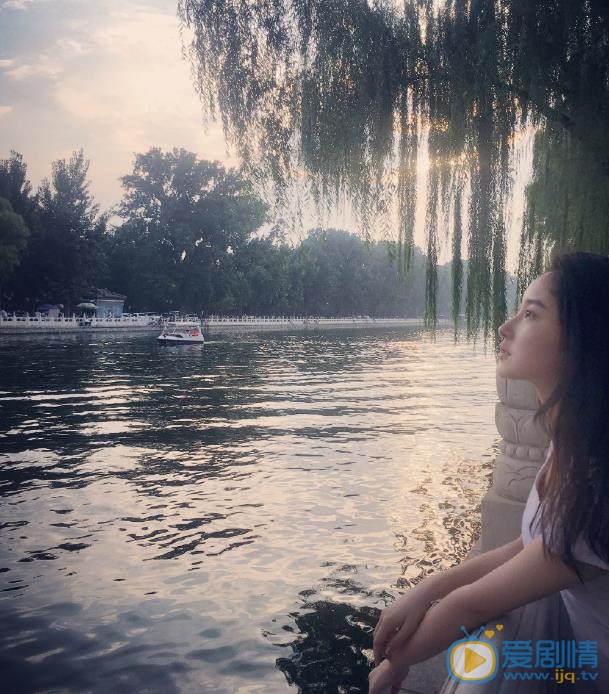 严尚嘉旅行街拍照 严尚嘉高清写真_严尚嘉高清剧照