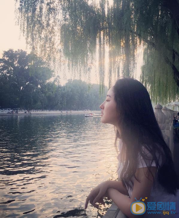 严尚嘉旅行街拍照 严尚嘉高清写真_严尚嘉高清剧照