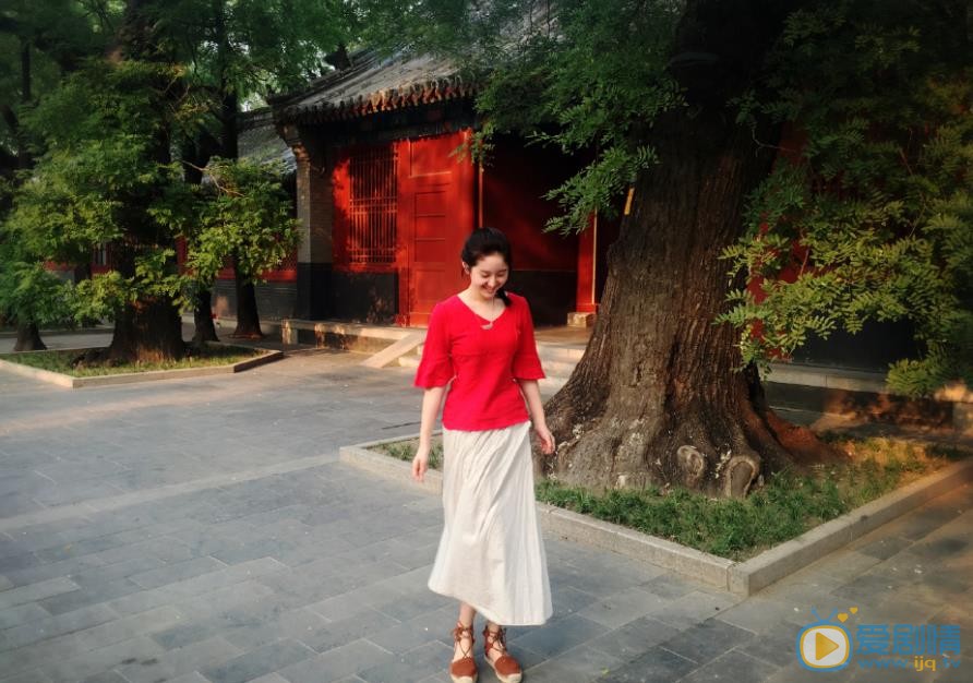 严尚嘉旅行街拍照 严尚嘉高清写真_严尚嘉高清剧照