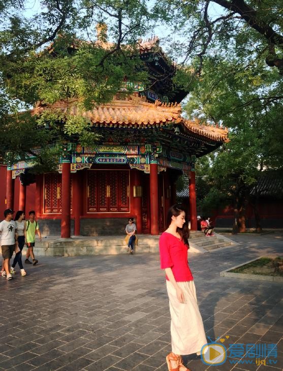 严尚嘉旅行街拍照 严尚嘉高清写真_严尚嘉高清剧照