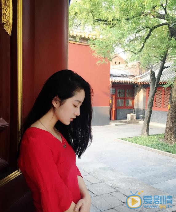 严尚嘉旅行街拍照 严尚嘉高清写真_严尚嘉高清剧照