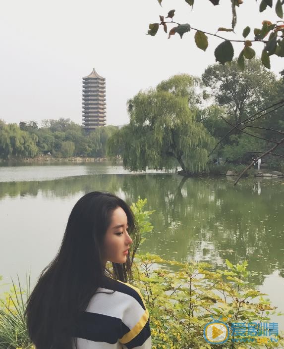 严尚嘉旅行街拍照 严尚嘉高清写真_严尚嘉高清剧照