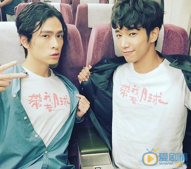 刘以豪与人合照 刘以豪高清写真_刘以豪高清剧照