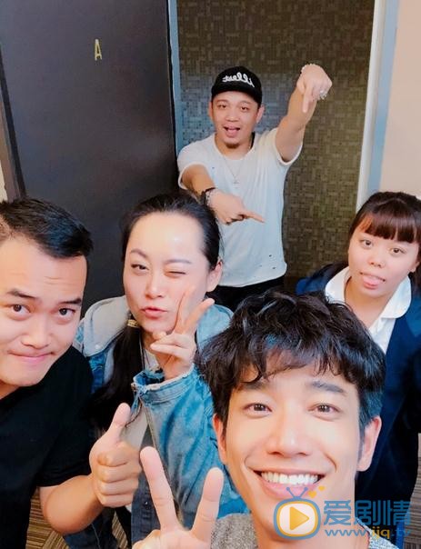 刘以豪与人合照 刘以豪高清写真_刘以豪高清剧照
