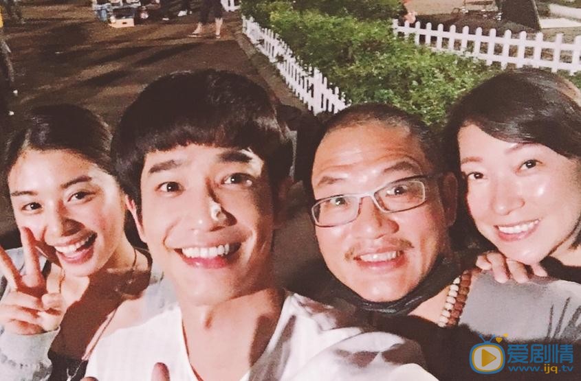 刘以豪与人合照 刘以豪高清写真_刘以豪高清剧照