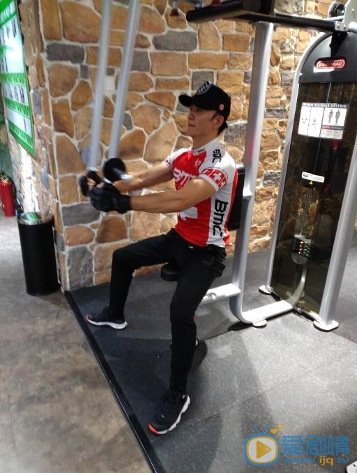 张岩肌肉健身照 张岩高清写真_张岩高清剧照