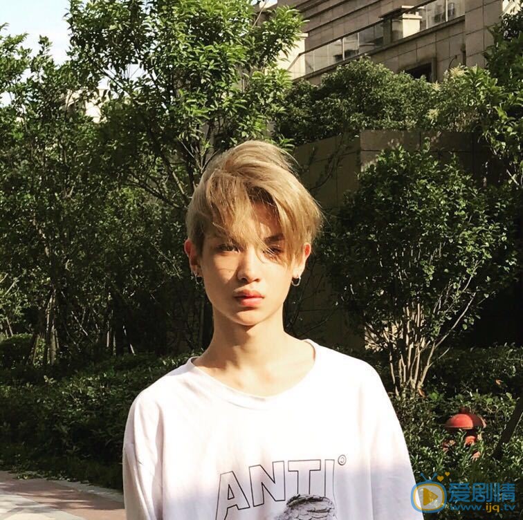 黄明昊街拍写真 黄明昊高清写真_黄明昊高清剧照