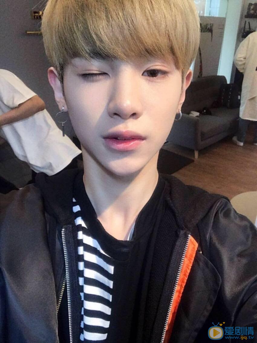 黄明昊街拍写真 黄明昊高清写真_黄明昊高清剧照