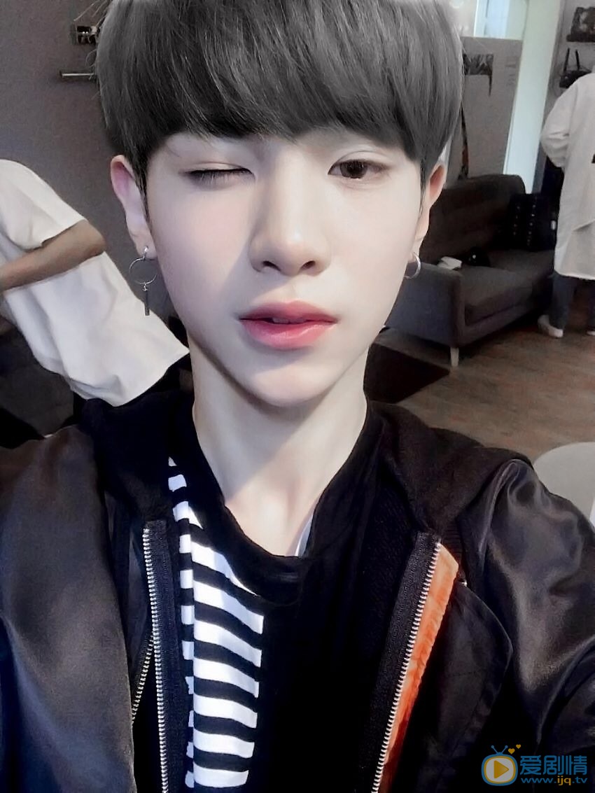 黄明昊街拍写真 黄明昊高清写真_黄明昊高清剧照