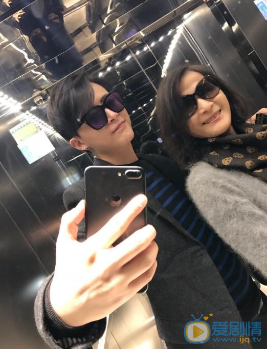 周密家人合照 周密高清写真_周密高清剧照