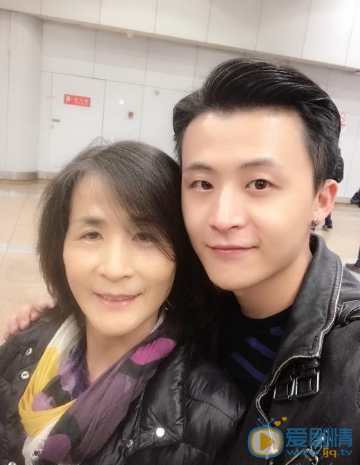 周密家人合照 周密高清写真_周密高清剧照