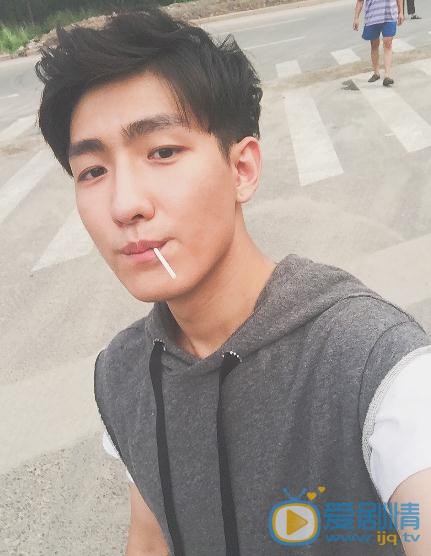 张皓伦街拍写真 张皓伦高清写真_张皓伦高清剧照