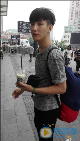 张皓伦街拍写真 张皓伦高清写真_张皓伦高清剧照