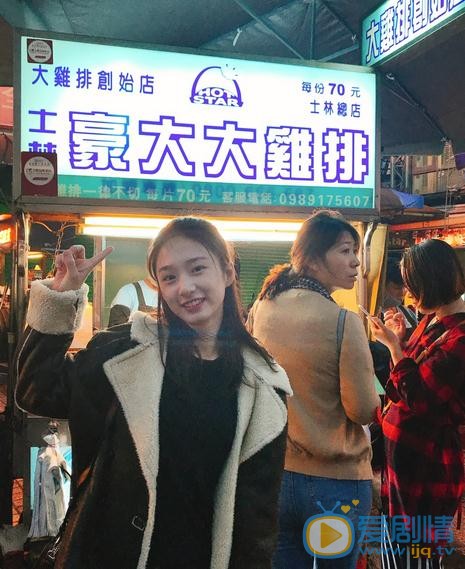 谭盐盐与人合照 谭盐盐高清写真_谭盐盐高清剧照
