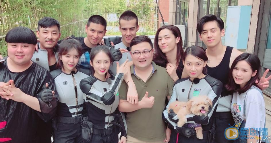 谭盐盐与人合照 谭盐盐高清写真_谭盐盐高清剧照