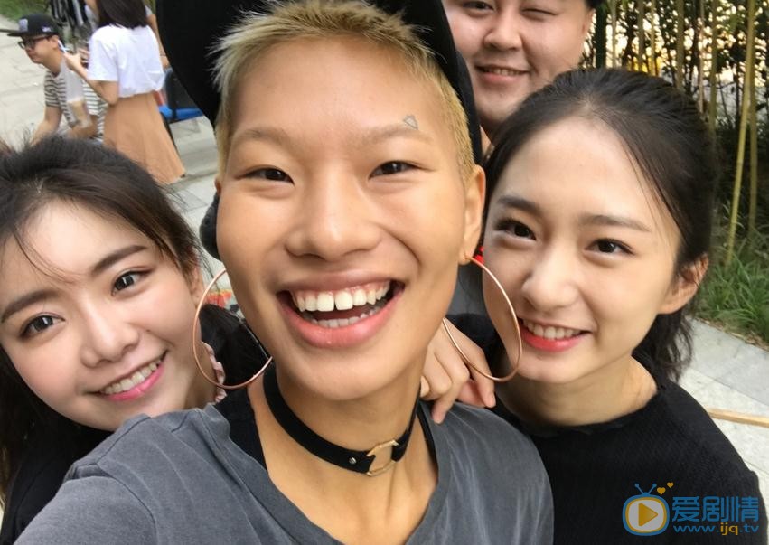 谭盐盐与人合照 谭盐盐高清写真_谭盐盐高清剧照