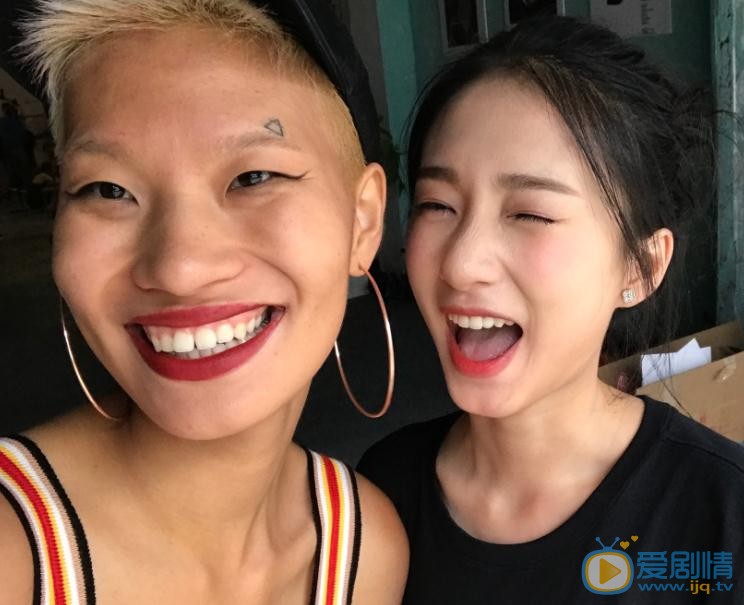 谭盐盐与人合照 谭盐盐高清写真_谭盐盐高清剧照