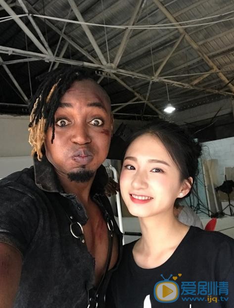 谭盐盐与人合照 谭盐盐高清写真_谭盐盐高清剧照