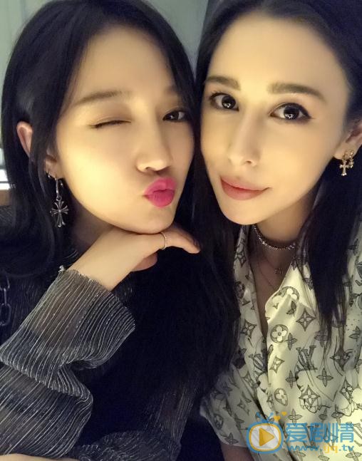 孟佳与人合照 孟佳高清写真_孟佳高清剧照