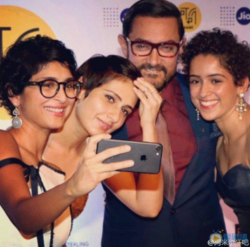 阿米尔汗和好友合照写真 阿米尔汗高清写真_阿米尔汗高清剧照