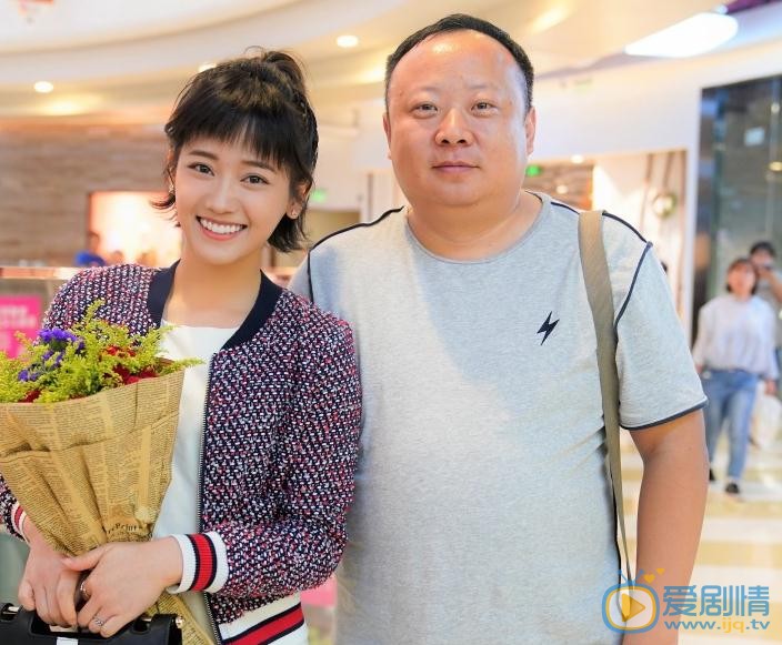 郑湫泓与人合照 郑湫泓高清写真_郑湫泓高清剧照