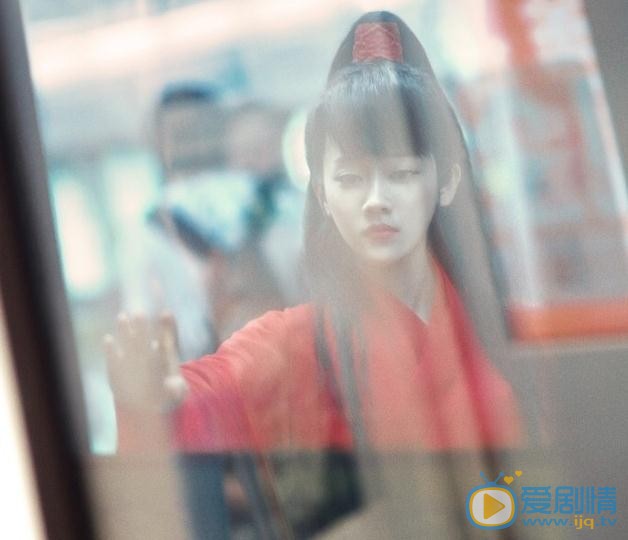 郑湫泓红色写真 郑湫泓高清写真_郑湫泓高清剧照
