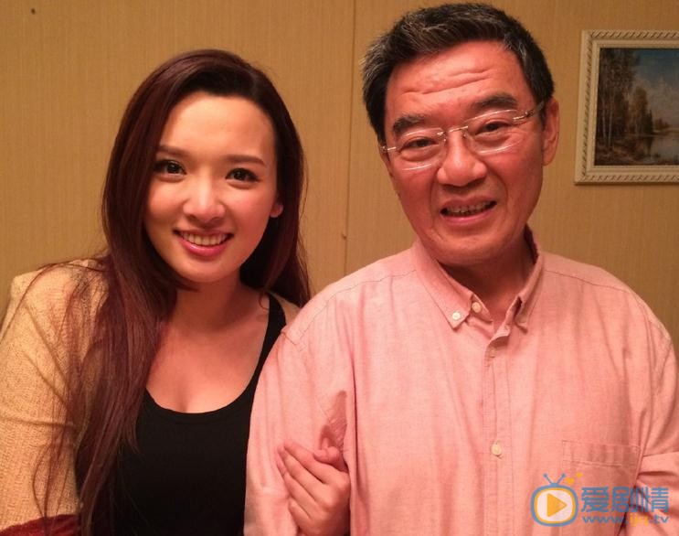 王君平与人合照 王君平高清写真_王君平高清剧照