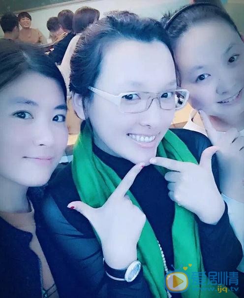 王君平与人合照 王君平高清写真_王君平高清剧照