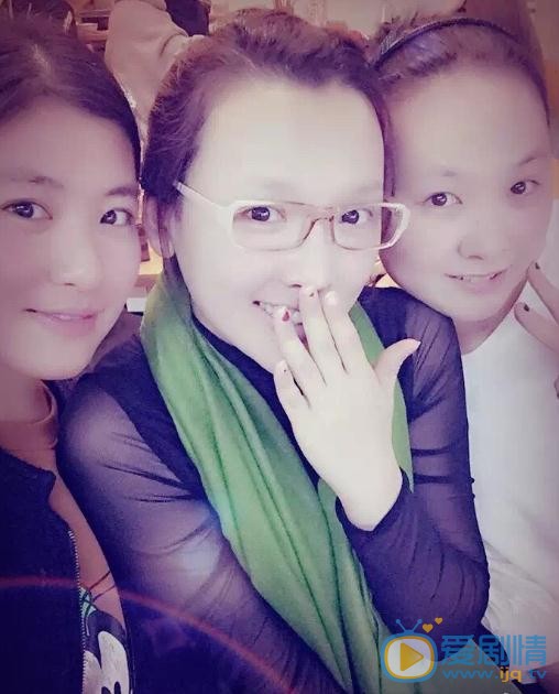 王君平与人合照 王君平高清写真_王君平高清剧照