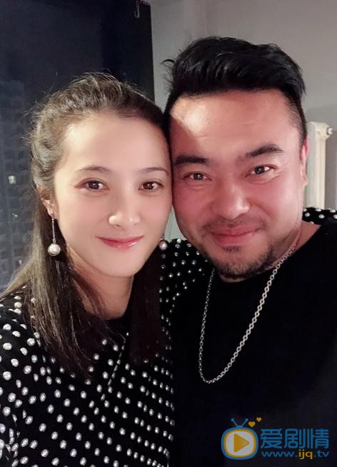 隋俊波与人合照 隋俊波高清写真_隋俊波高清剧照