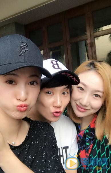 隋俊波与人合照 隋俊波高清写真_隋俊波高清剧照