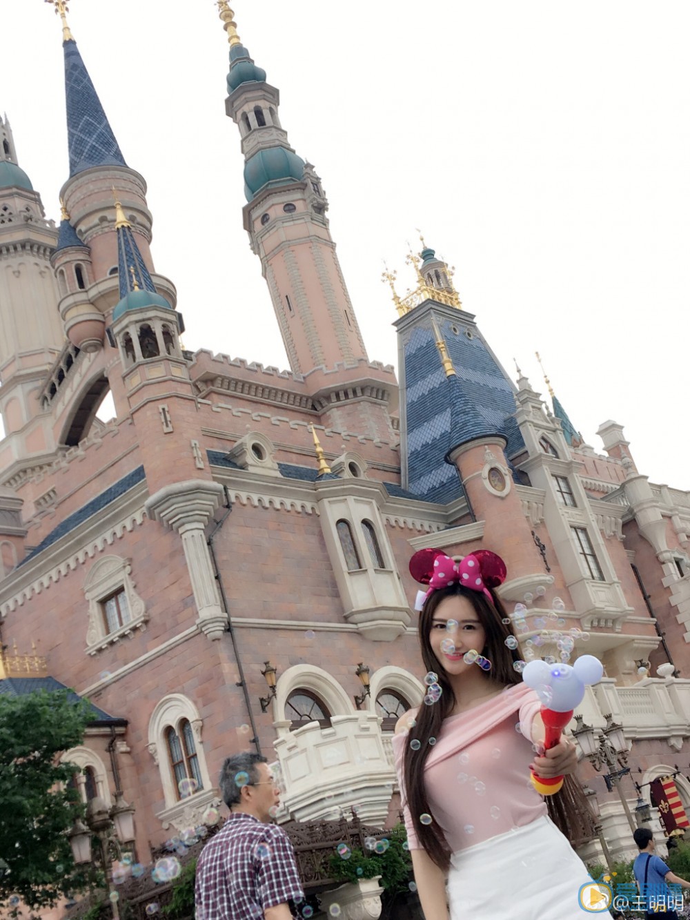 王明明街拍照写真 王明明高清写真_王明明高清剧照