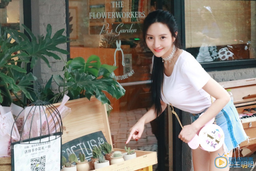 王明明俏丽写真 王明明高清写真_王明明高清剧照