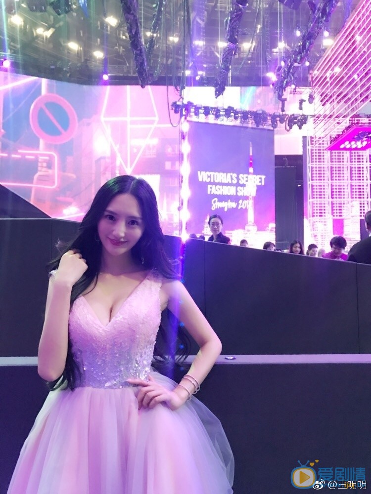 王明明街拍照写真 王明明高清写真_王明明高清剧照