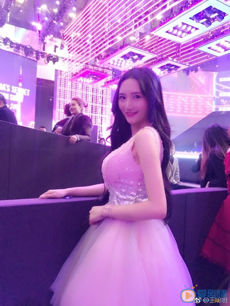 王明明晚礼服照写真 王明明高清写真_王明明高清剧照