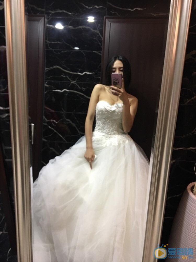 王明明晚礼服照写真 王明明高清写真_王明明高清剧照