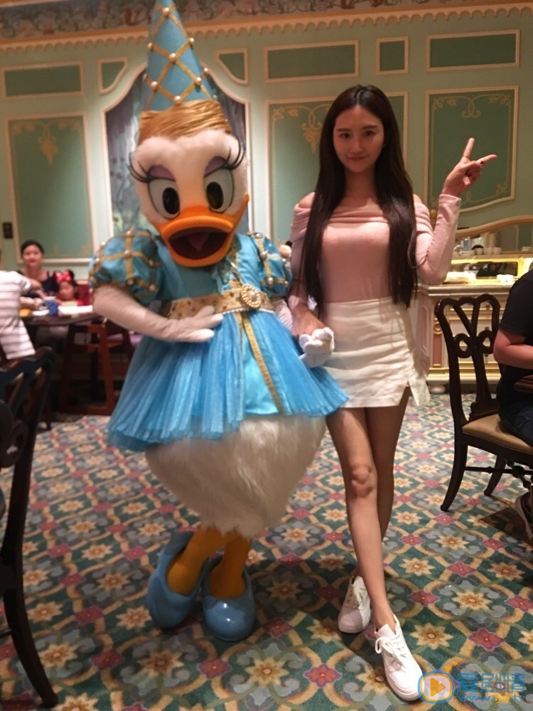 王明明参加活动写真 王明明高清写真_王明明高清剧照