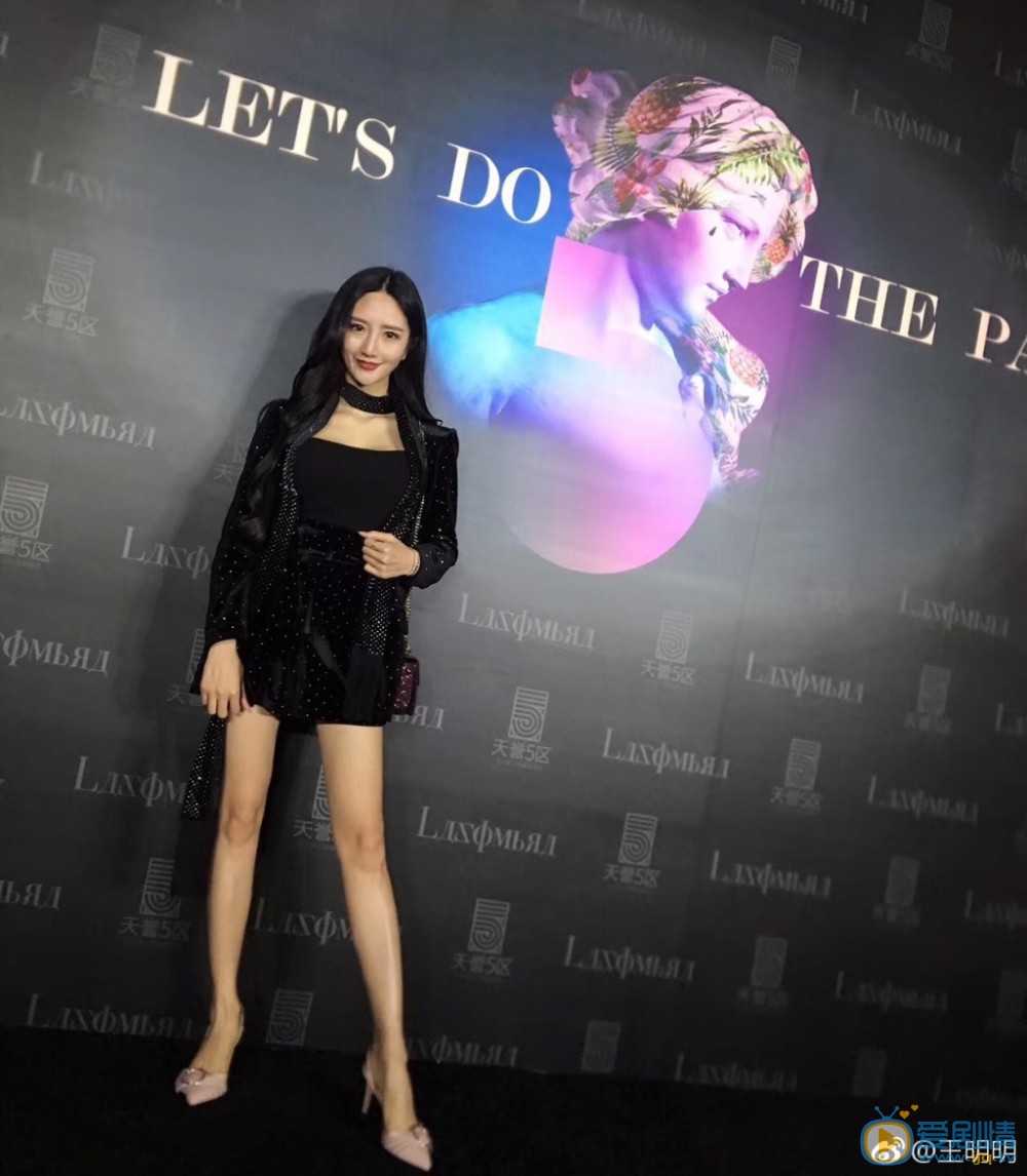王明明晚礼服照写真 王明明高清写真_王明明高清剧照