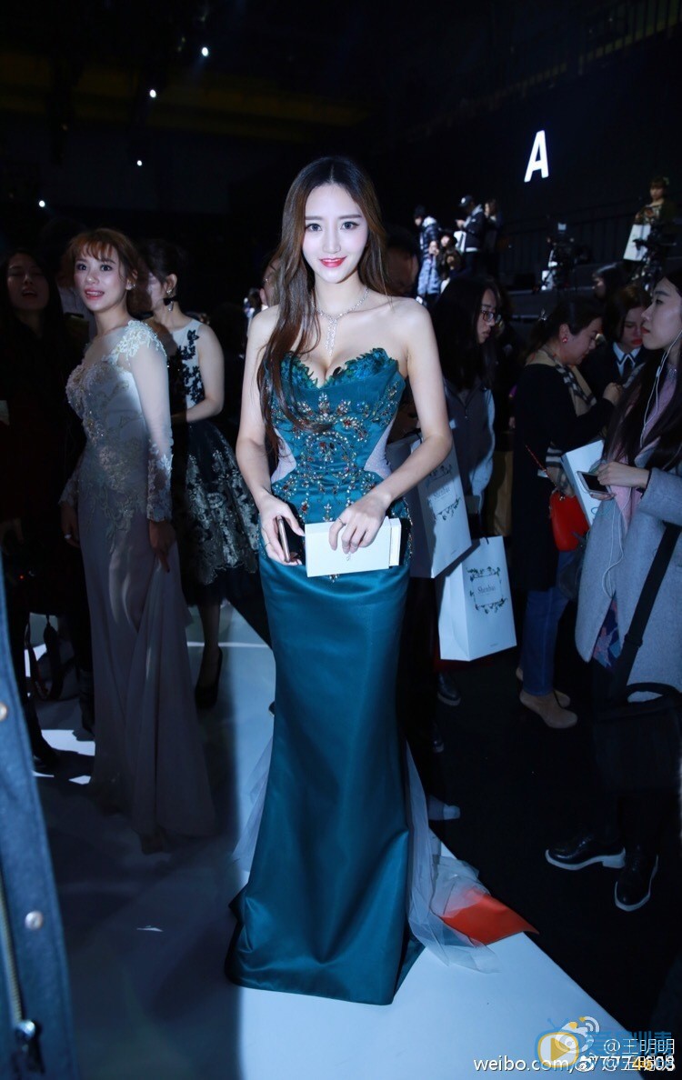 王明明晚礼服照写真 王明明高清写真_王明明高清剧照
