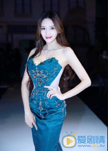 王明明晚礼服照写真 王明明晚礼服照写真
