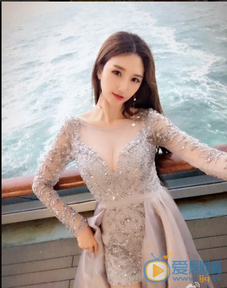 王明明晚礼服照写真 王明明高清写真_王明明高清剧照