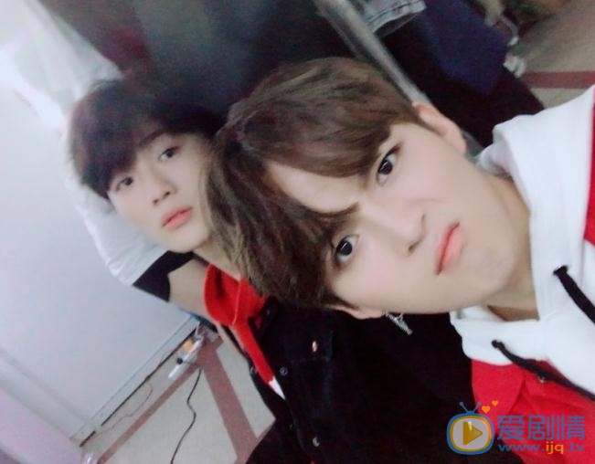 赵品霖与人合照 赵品霖高清写真_赵品霖高清剧照
