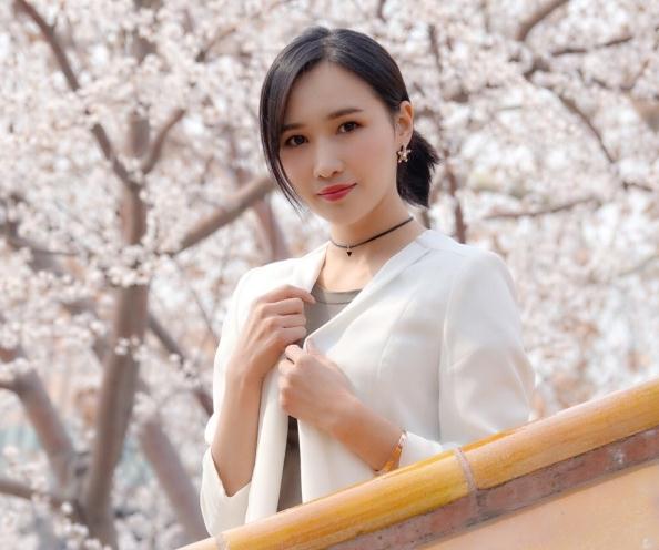 杨亭街拍写真 杨亭高清写真_杨亭高清剧照