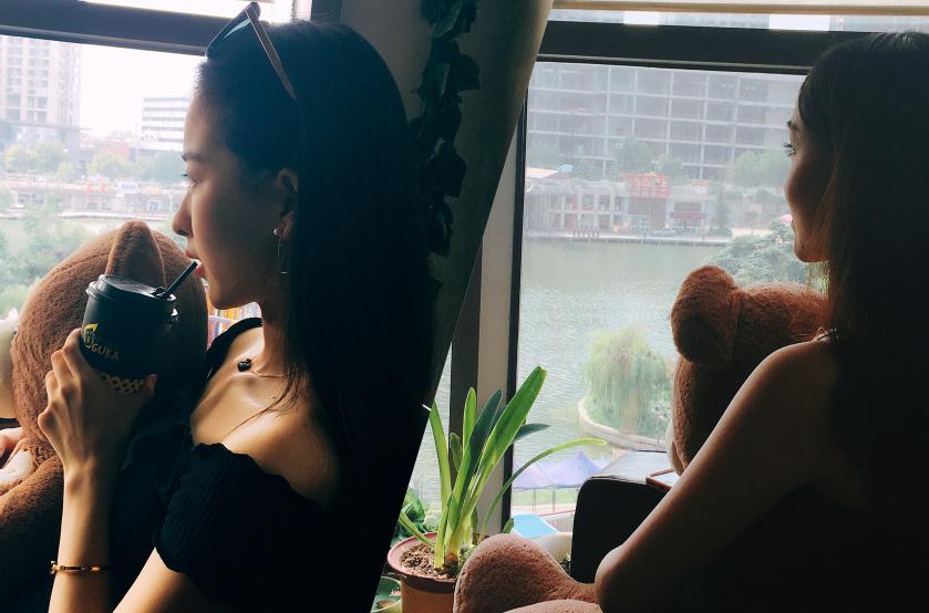 何雨虹与人合照 何雨虹高清写真_何雨虹高清剧照