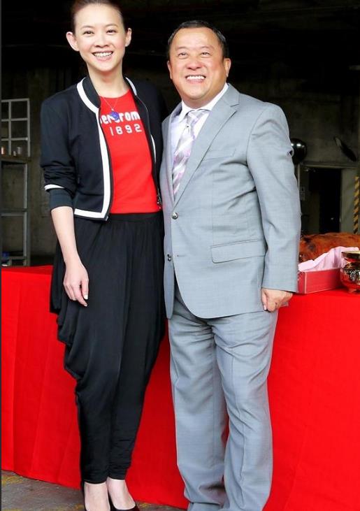 曾宝仪家人合照 曾宝仪高清写真_曾宝仪高清剧照