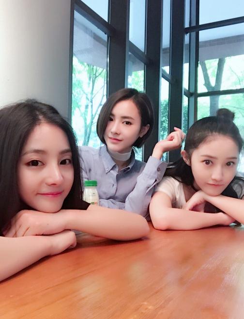 董昕赟与人合照 董昕赟高清写真_董昕赟高清剧照