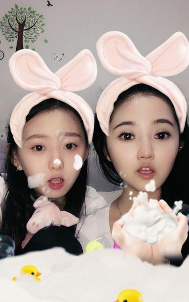 董昕赟与人合照 董昕赟高清写真_董昕赟高清剧照