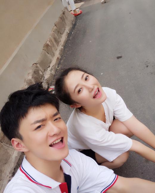 董昕赟与人合照 董昕赟高清写真_董昕赟高清剧照