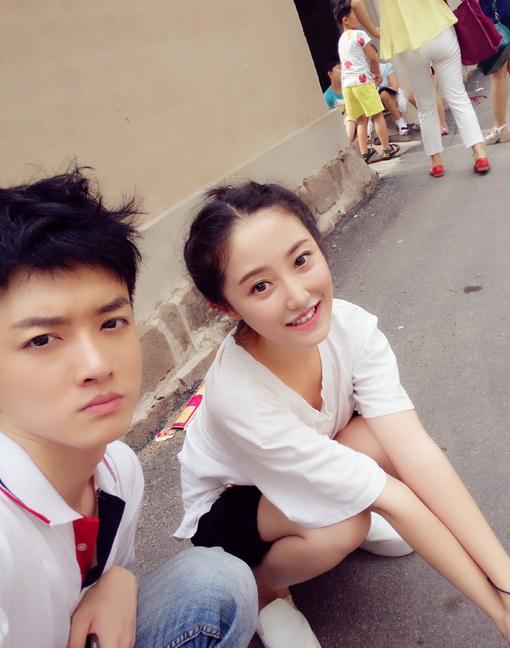 董昕赟与人合照 董昕赟高清写真_董昕赟高清剧照
